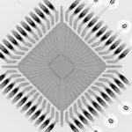 Chip component with orthogonal radiation